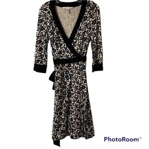 Diane von Furstenberg Black & Ivory Pure Silk Wrap Dress Size 4